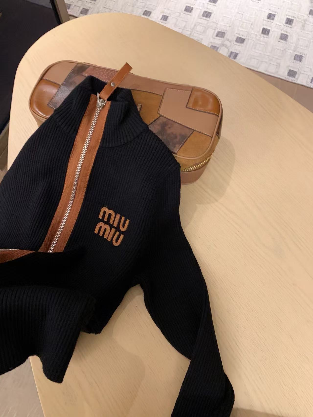 M1UM1U カラーブロック ジップアップ ニットトップ【50％割引+送料無料】