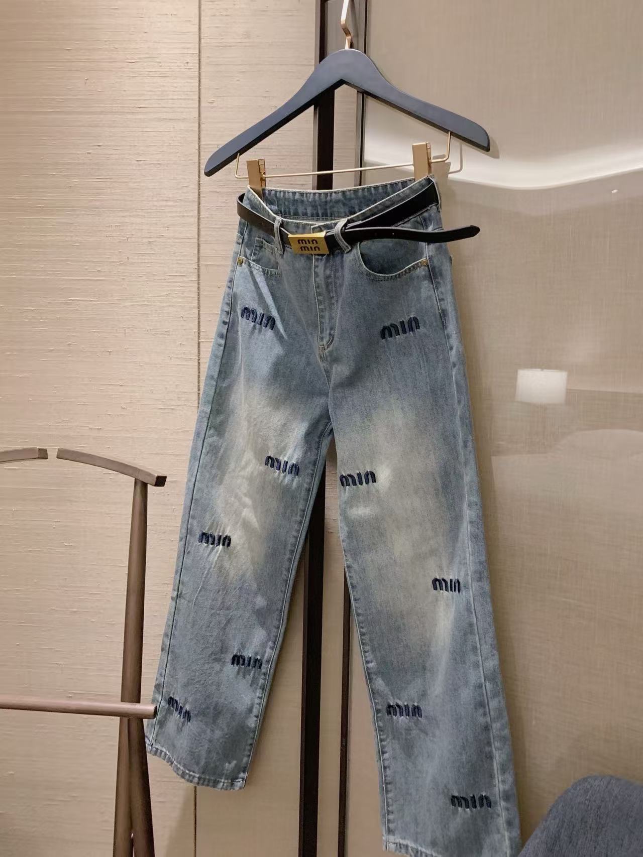 M1UM1U 刺繍レタージーンズ【50％割引+送料無料】