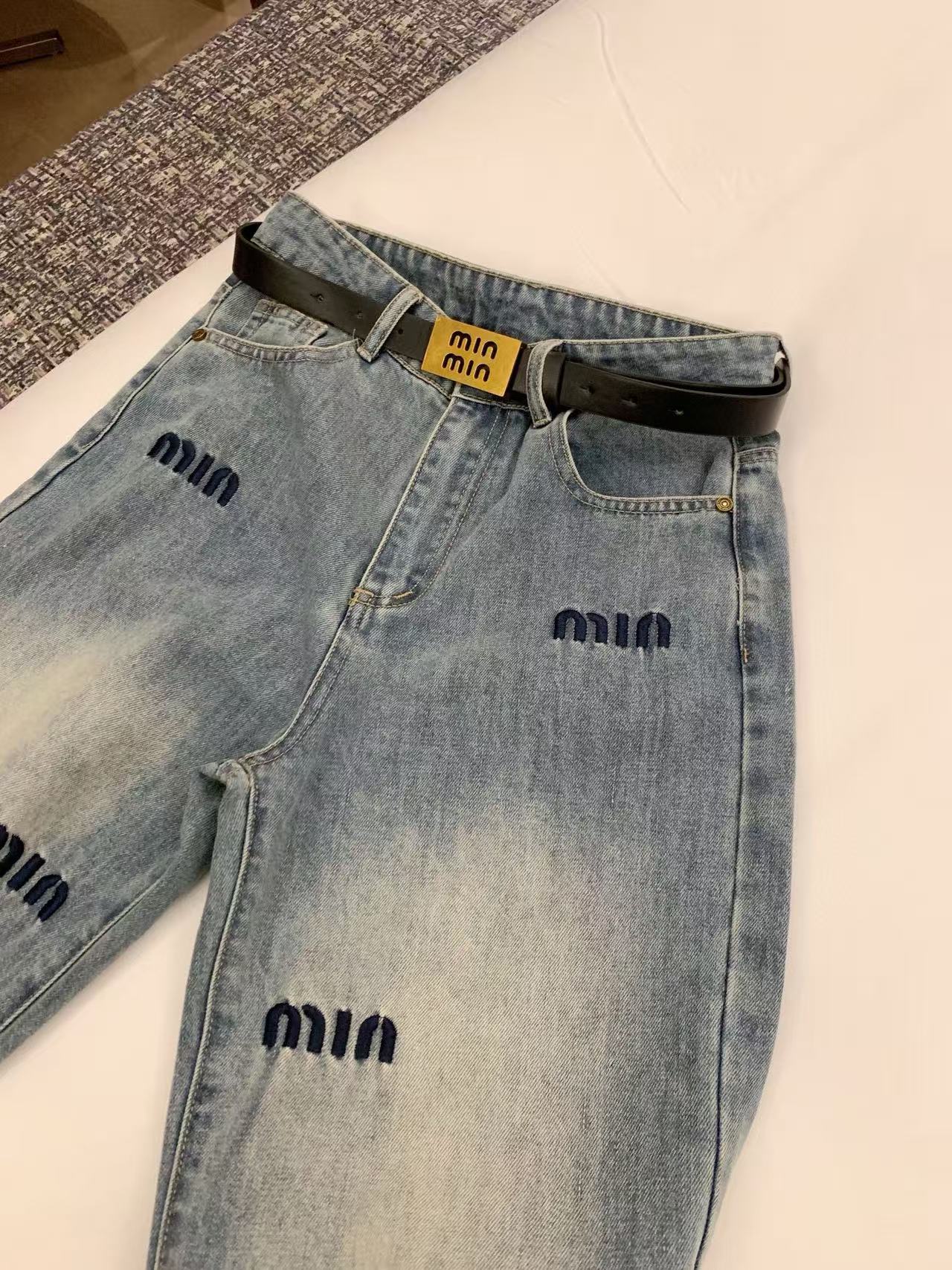 M1UM1U 刺繍レタージーンズ【50％割引+送料無料】