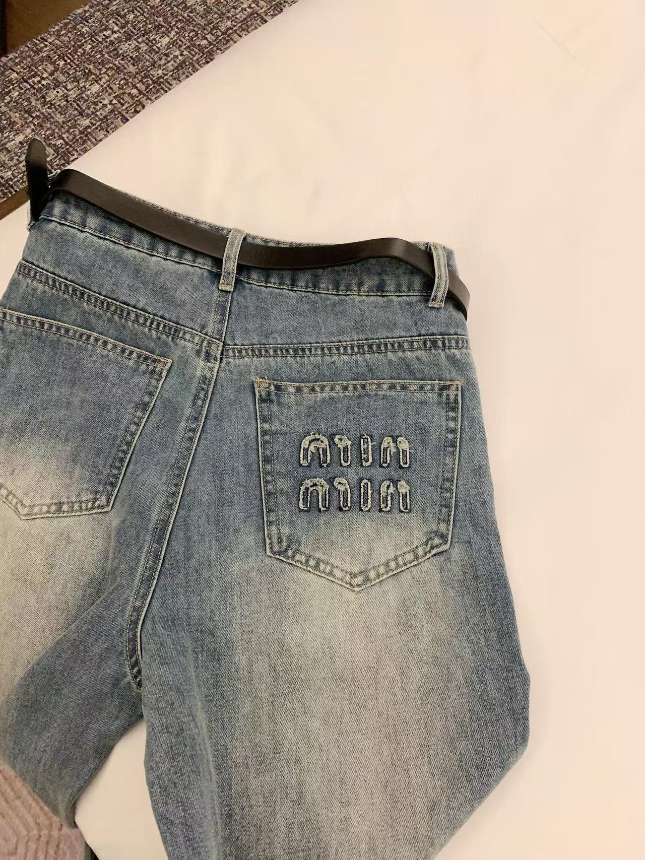 M1UM1U 刺繍レタージーンズ【50％割引+送料無料】