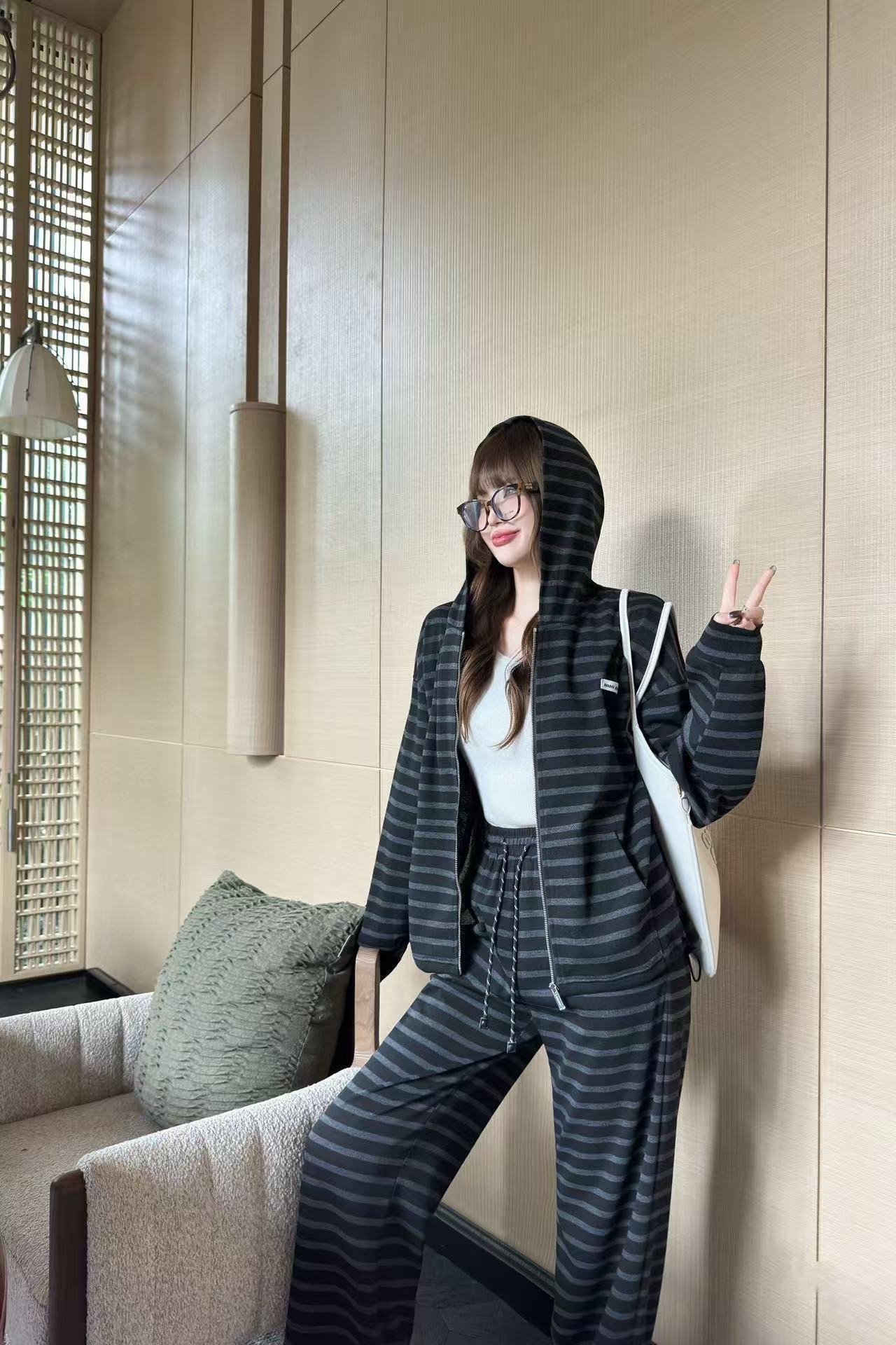 M1UM1U ストライプジップアップジャケット+パンツ ツーピースセット【50％割引+送料無料】