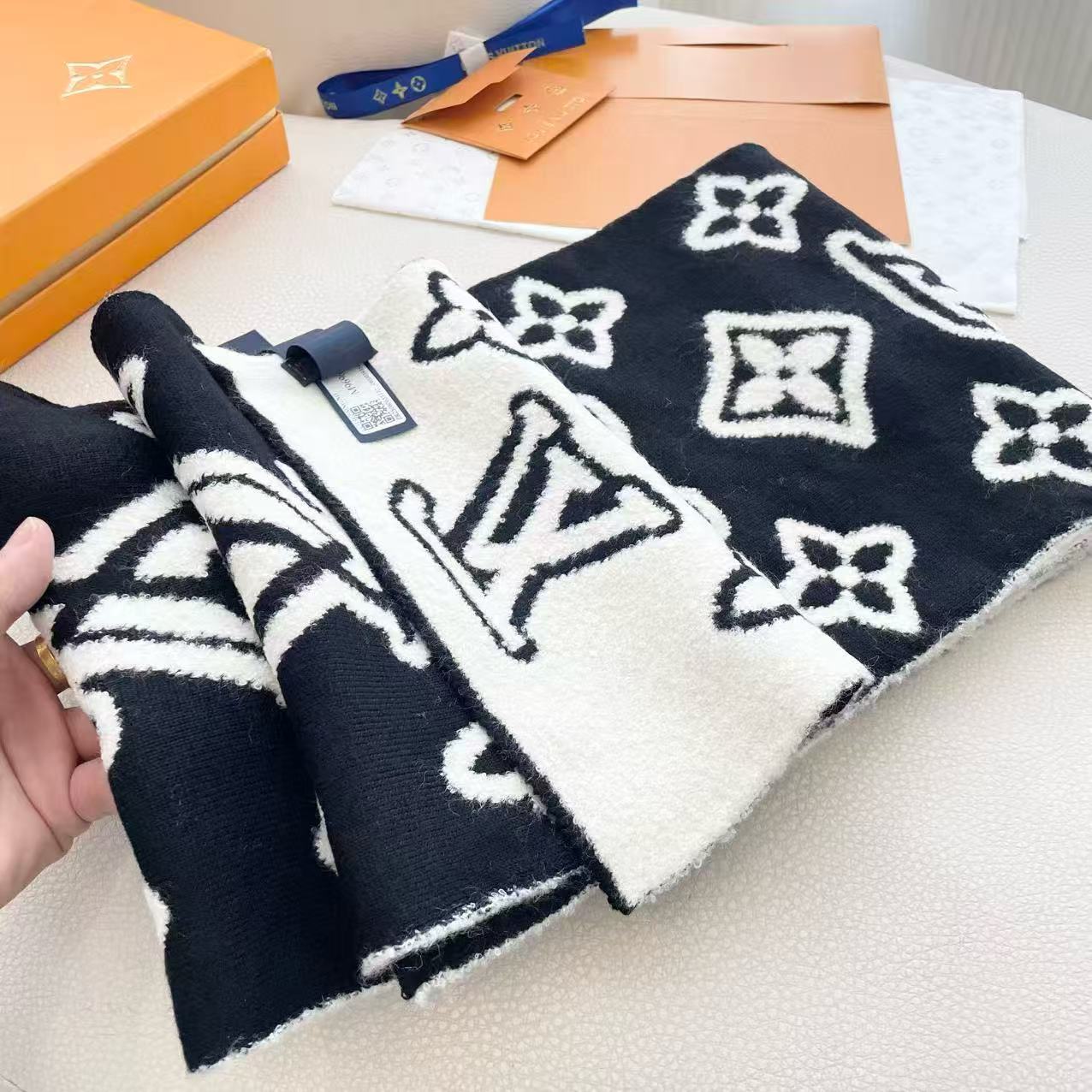 LV四つ葉のクローバースカーフ【50％割引+送料無料】