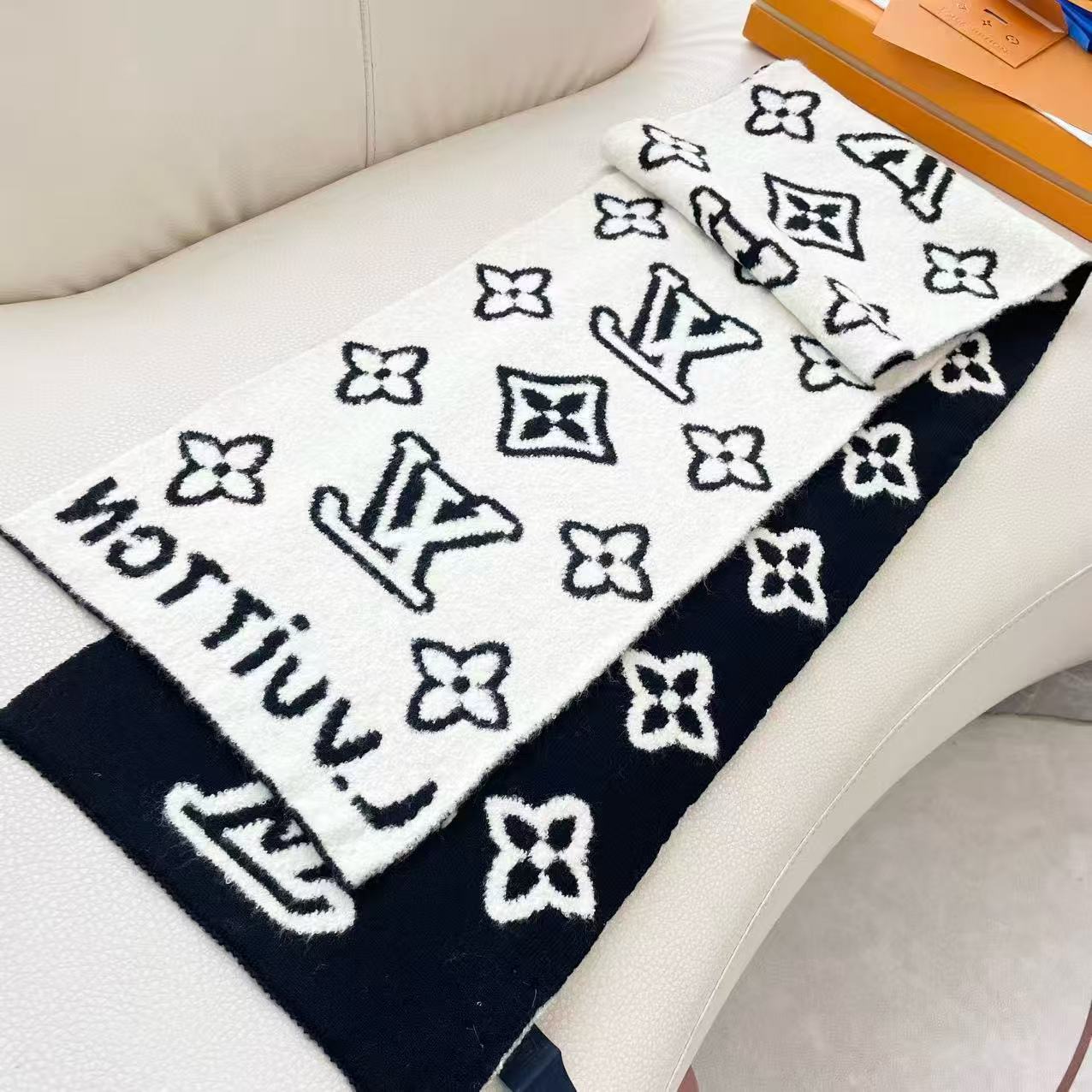 LV四つ葉のクローバースカーフ【50％割引+送料無料】