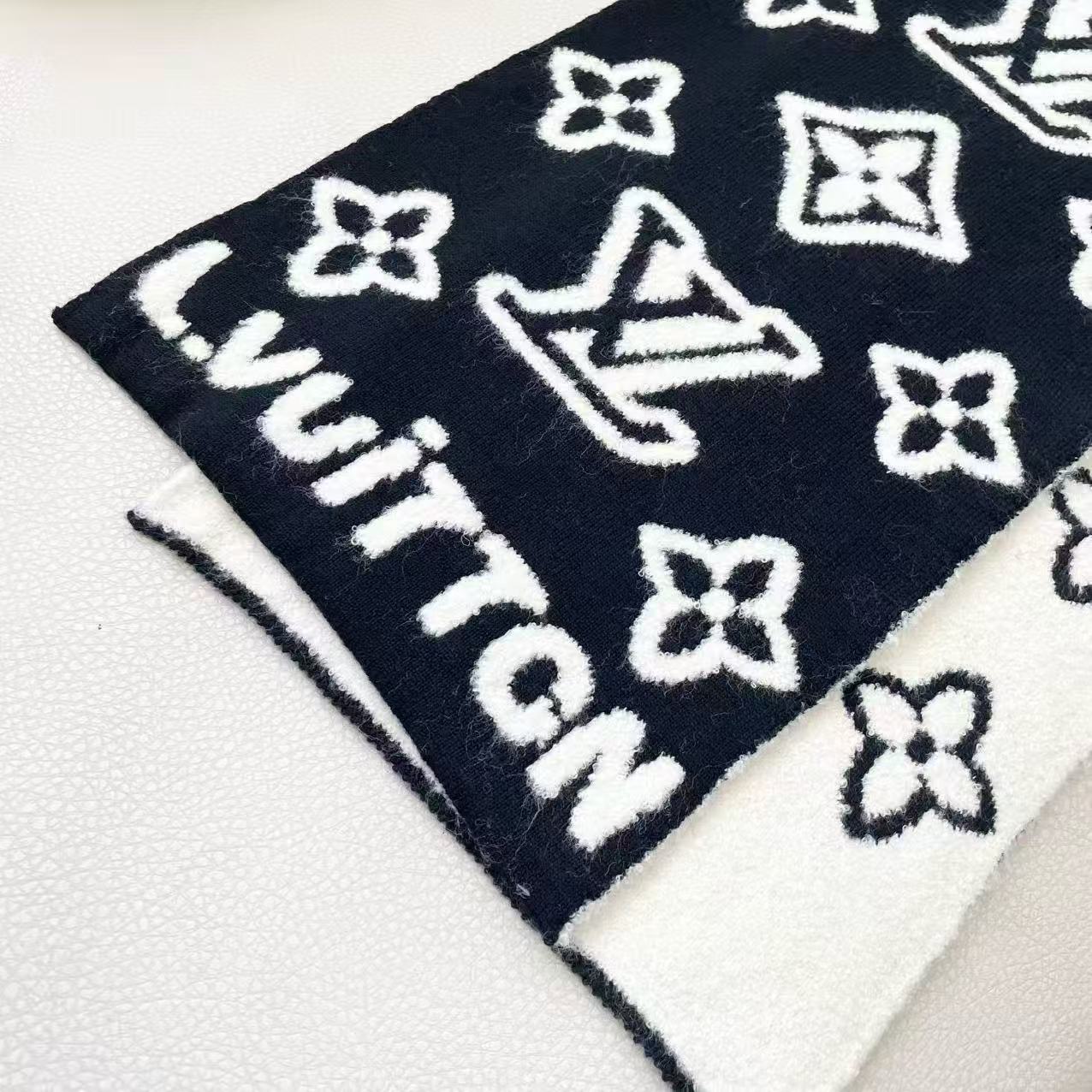 LV四つ葉のクローバースカーフ【50％割引+送料無料】