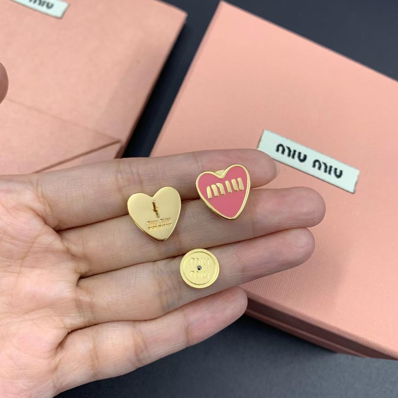 M1UM1U ピンクレタースタッドピアス【50％割引+送料無料】