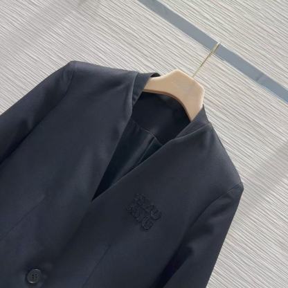 M1UM1U シンプルVネックブレザー【50％割引+送料無料】