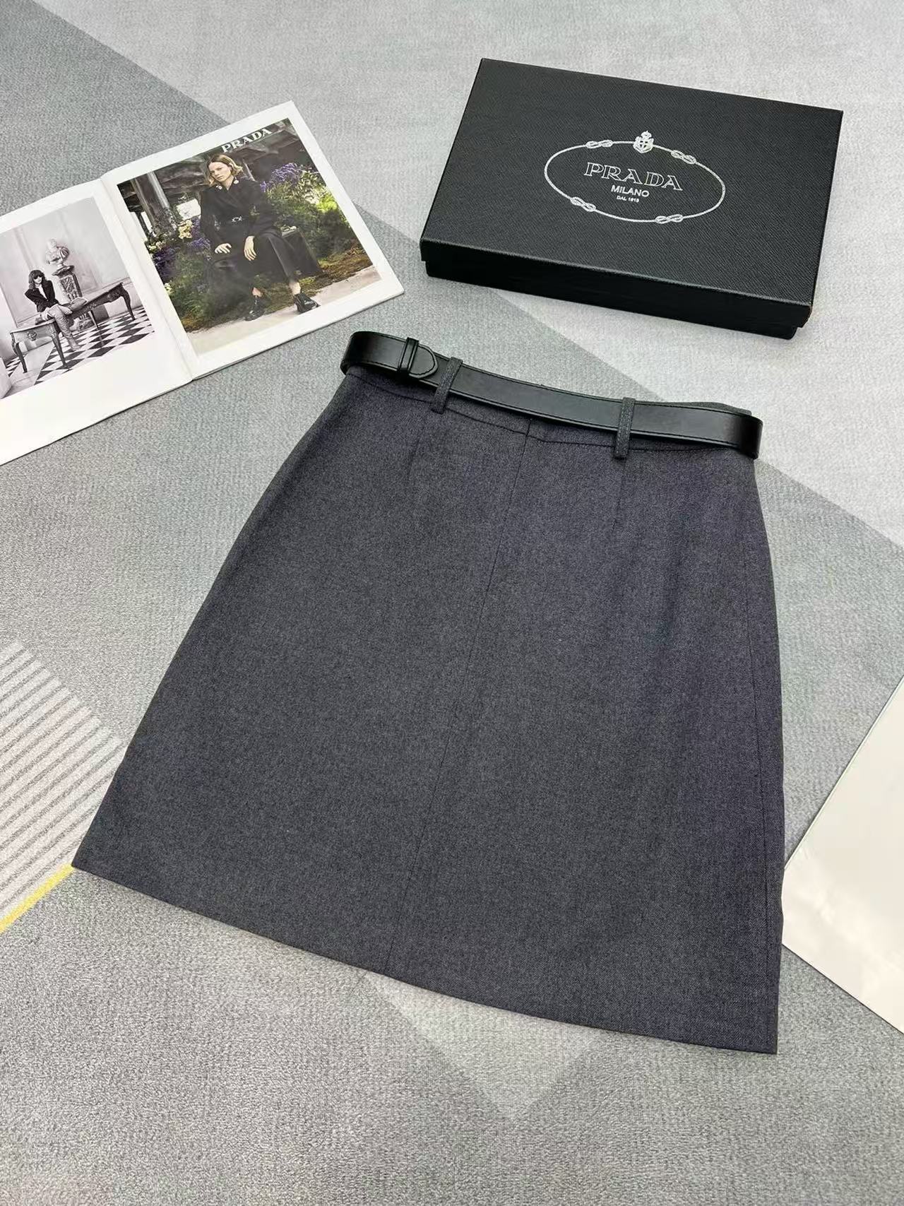 PR4DA ミニマリスト トライアングル ロゴ スカート【50％割引+送料無料】