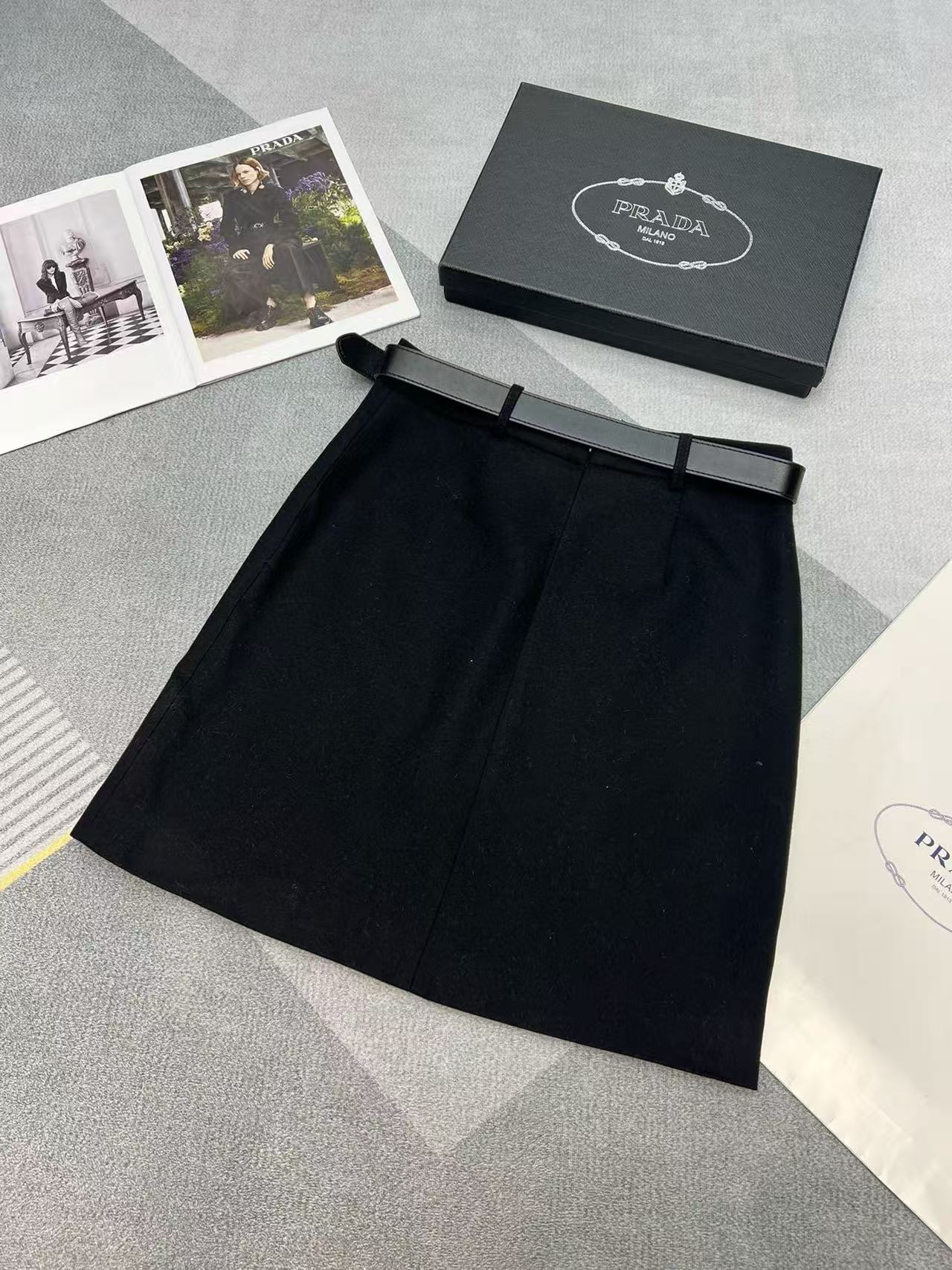 PR4DA ミニマリスト トライアングル ロゴ スカート【50％割引+送料無料】