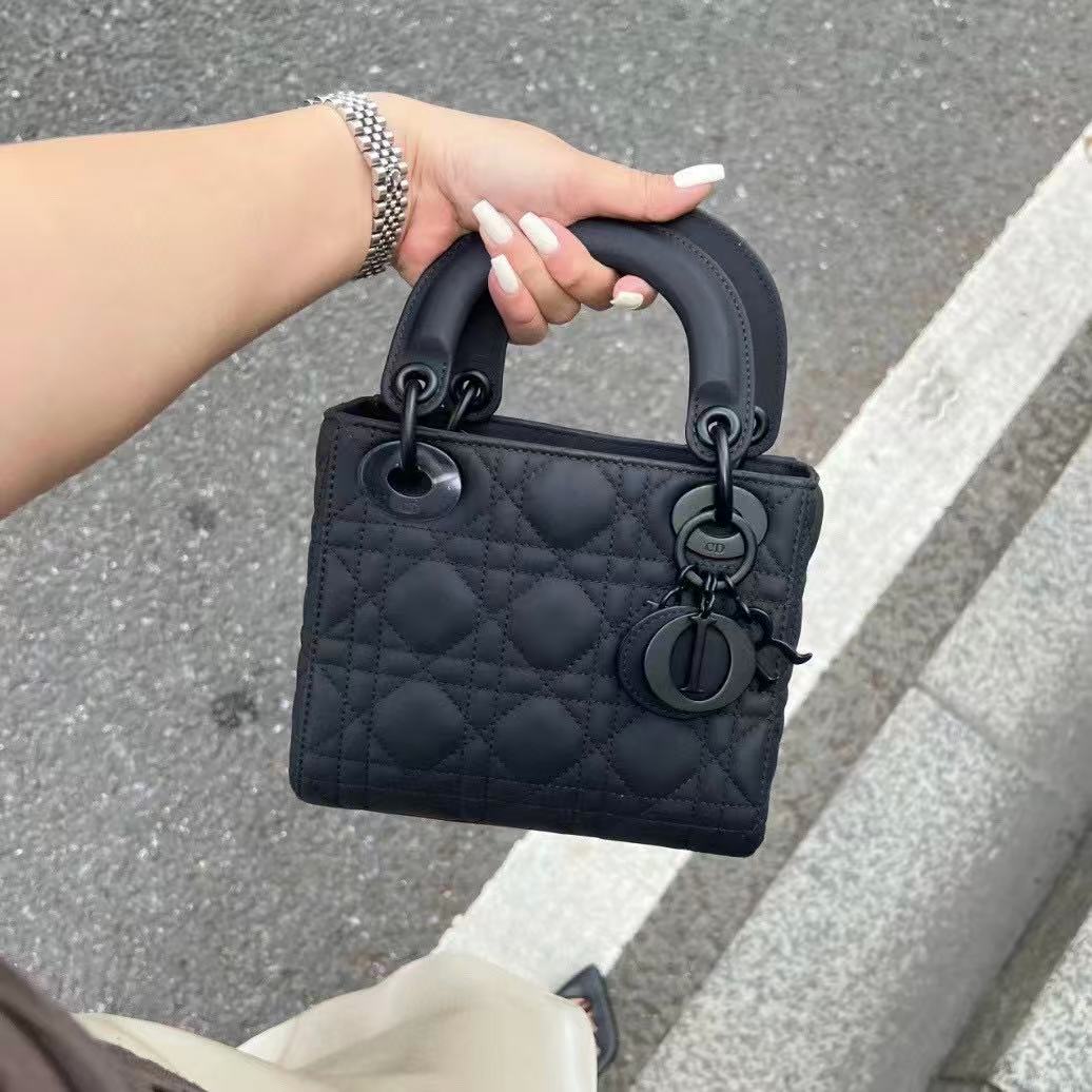 DI0Rつや消しハンドバッグ【50％割引+送料無料】