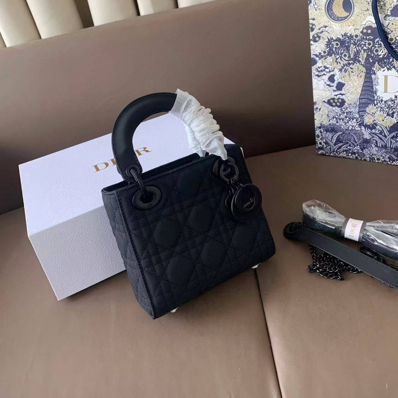 DI0Rつや消しハンドバッグ【50％割引+送料無料】