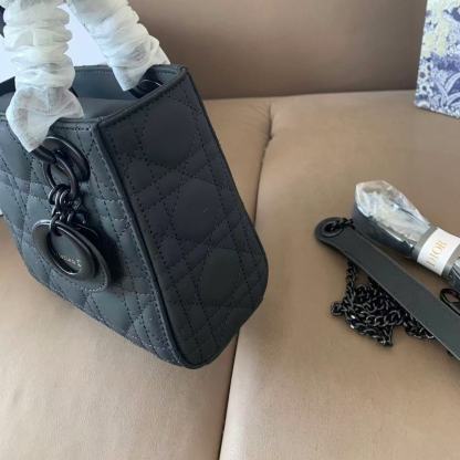 DI0Rつや消しハンドバッグ【50％割引+送料無料】