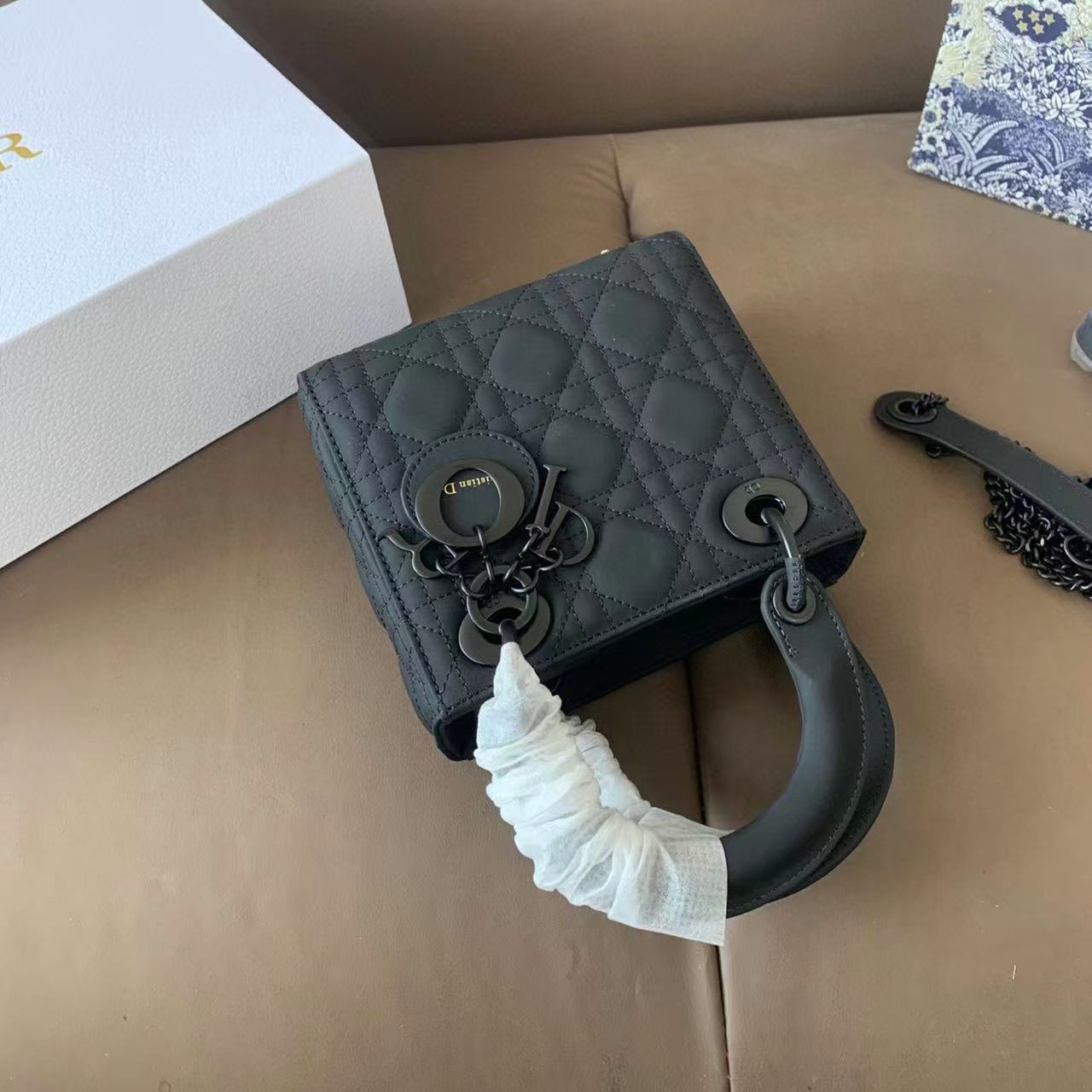 DI0Rつや消しハンドバッグ【50％割引+送料無料】