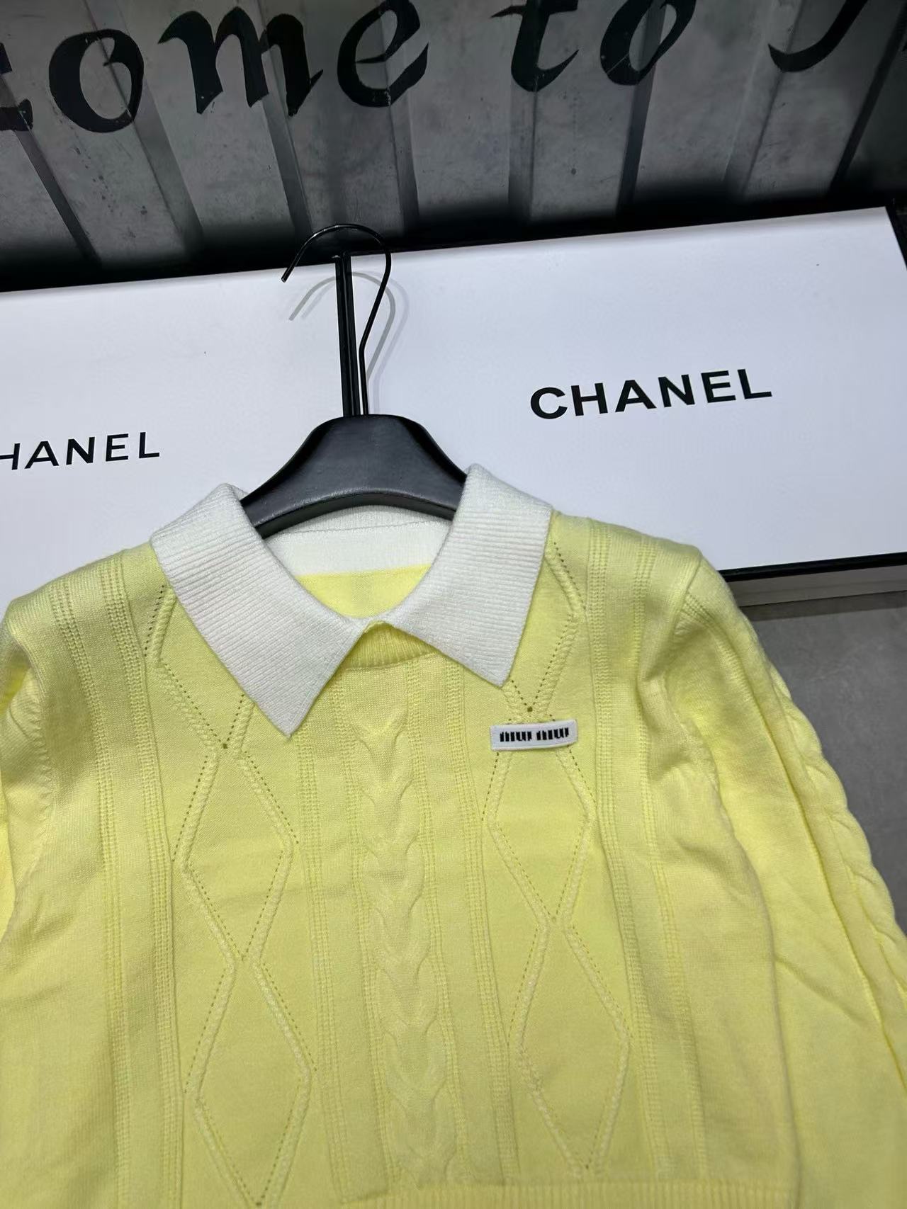 M1UM1U 襟付きレターウールセーター【50％割引+送料無料】