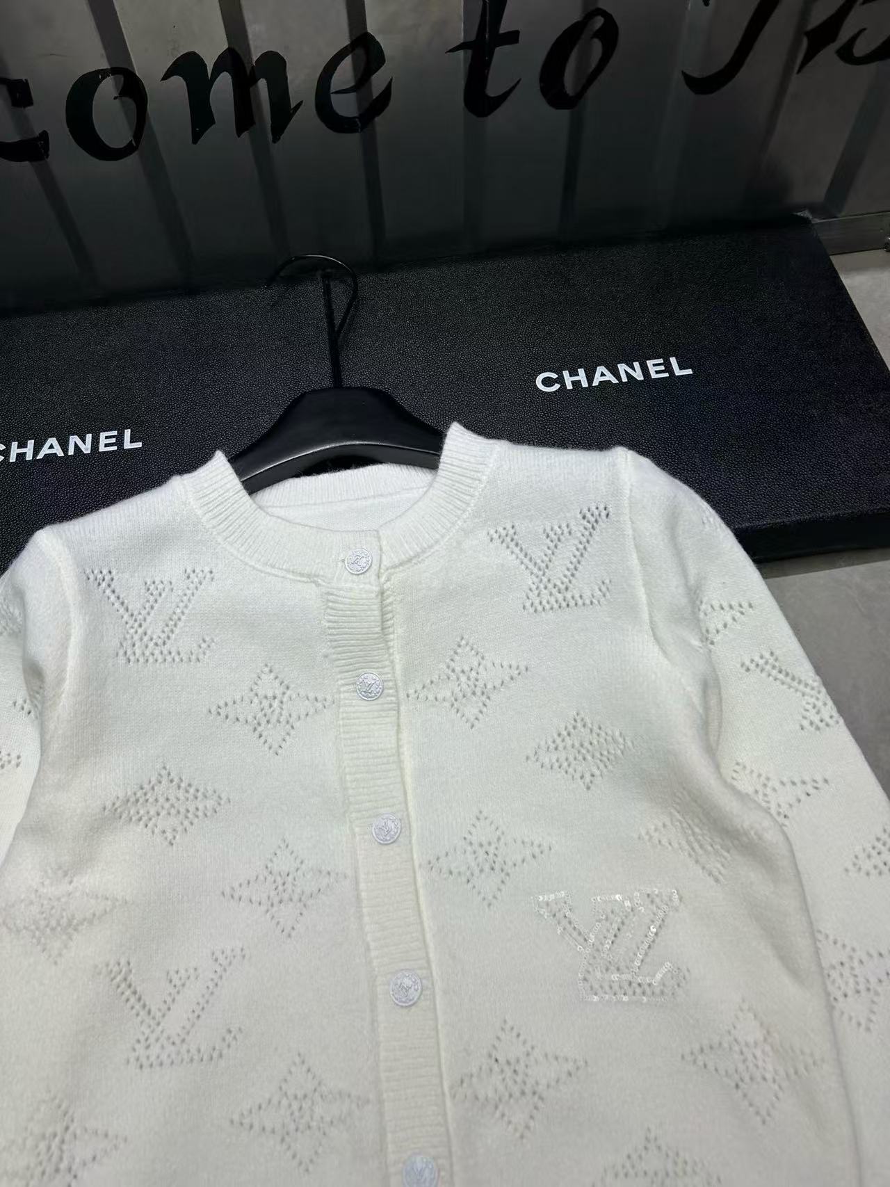 LV四つ葉のクローバー透かし彫りプリントウールカーディガン【50％割引+送料無料】