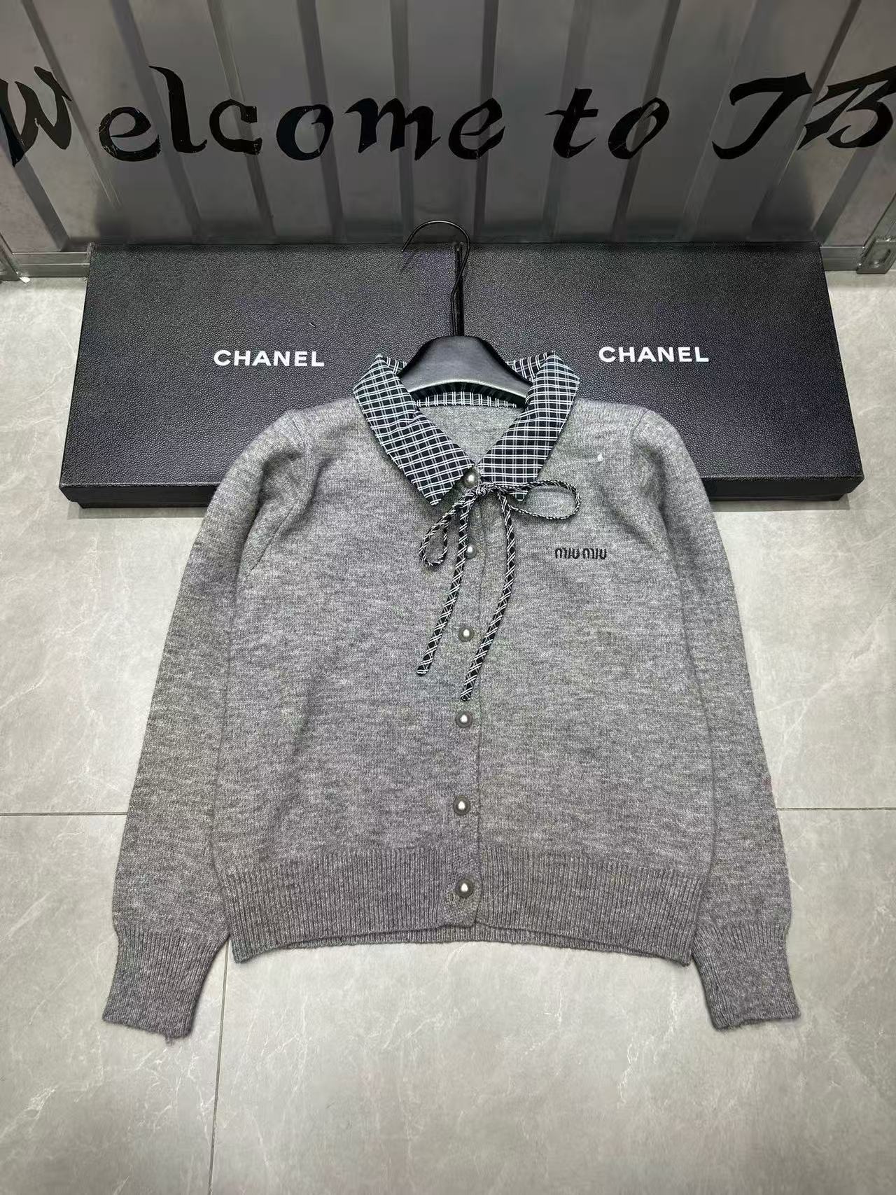 M1UM1U レースアップウールパールカーディガン【50％割引+送料無料】