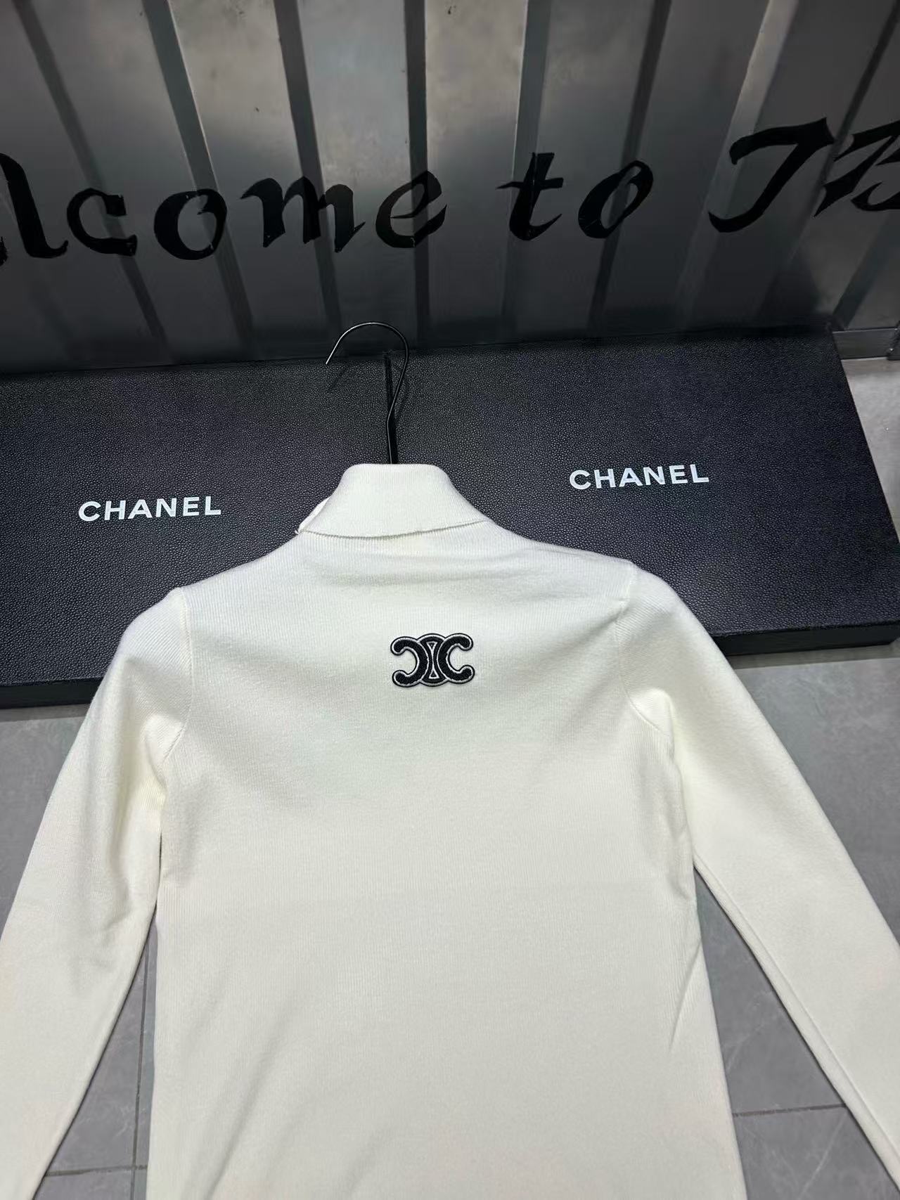 CEL1NE 凱旋門 タートルネック Tシャツ【50％割引+送料無料】