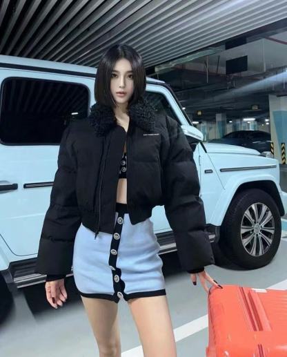 M1UM1U ミニマリストレターファーカラーダウンジャケット【50％割引+送料無料】