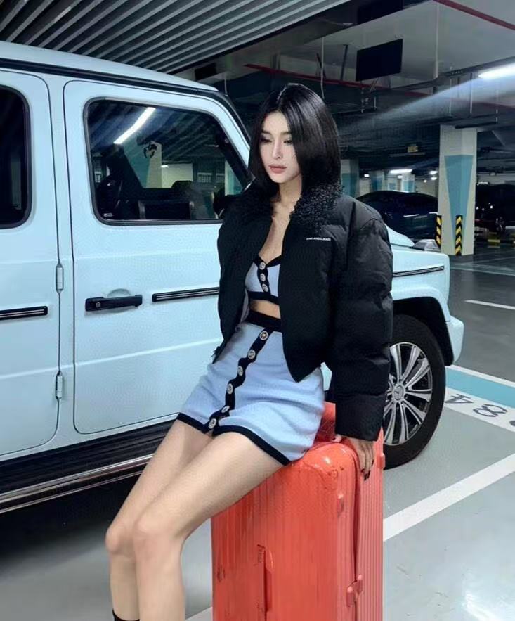 M1UM1U ミニマリストレターファーカラーダウンジャケット【50％割引+送料無料】