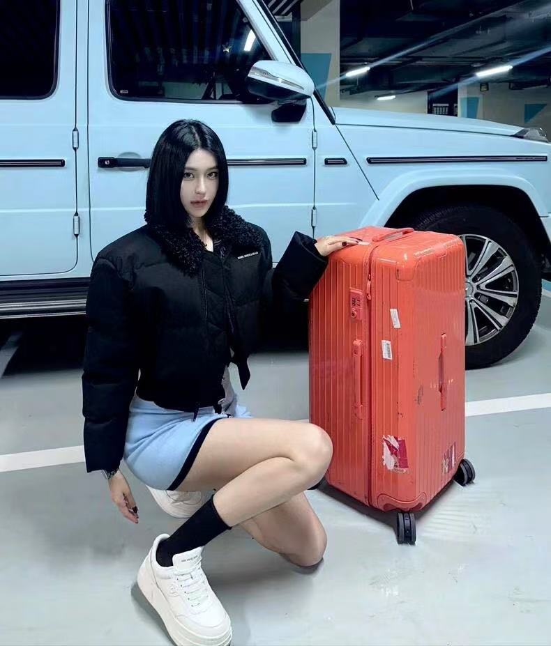 M1UM1U ミニマリストレターファーカラーダウンジャケット【50％割引+送料無料】