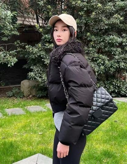 M1UM1U ミニマリストレターファーカラーダウンジャケット【50％割引+送料無料】