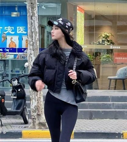 M1UM1U ミニマリストレターファーカラーダウンジャケット【50％割引+送料無料】