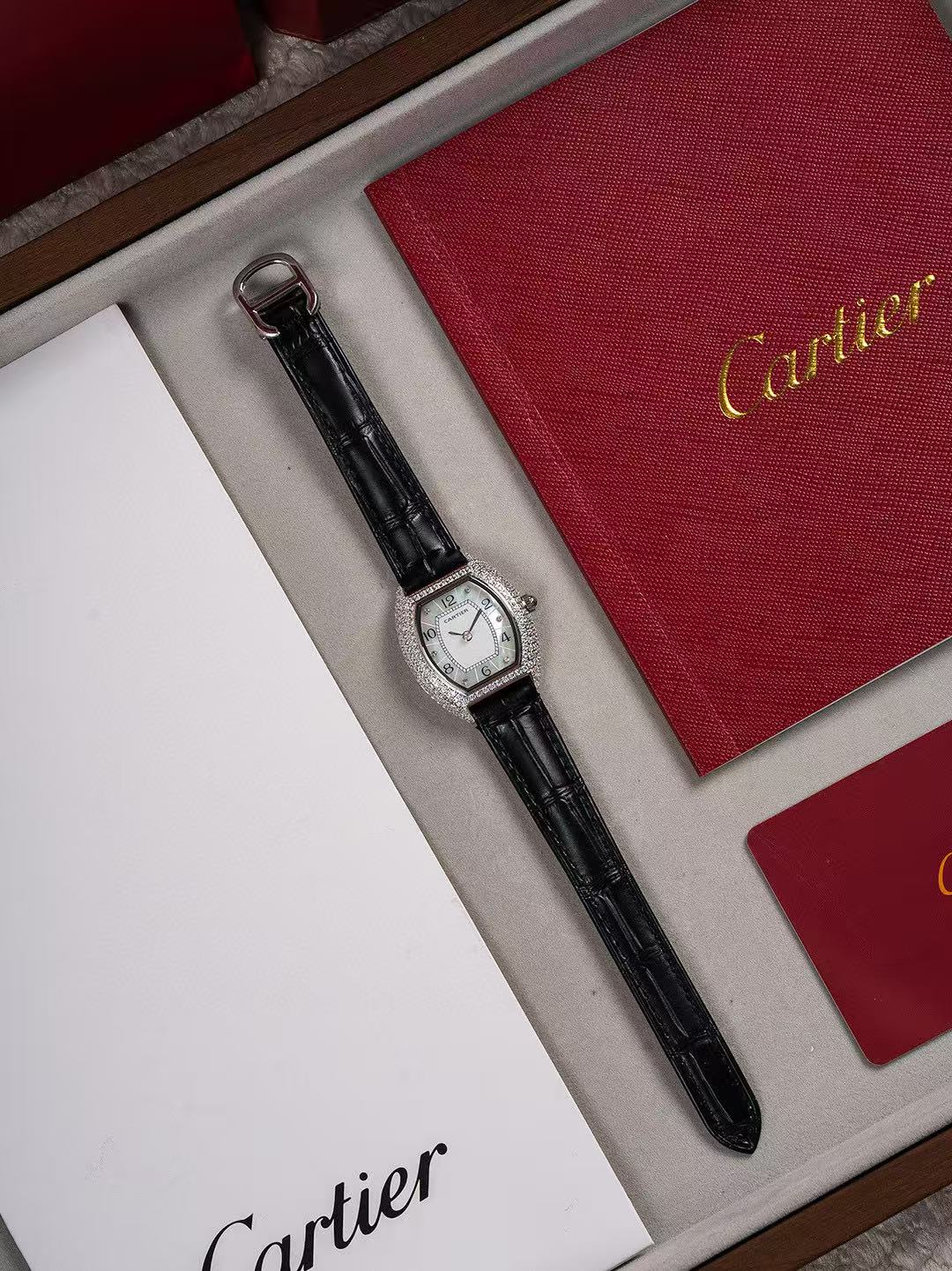 P1AGET ダイヤモンドセット レザーストラップ レディースウォッチ【50％割引+送料無料】