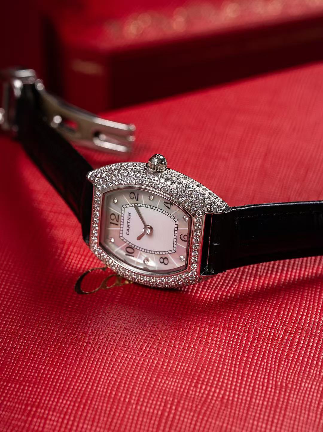 P1AGET ダイヤモンドセット レザーストラップ レディースウォッチ【50％割引+送料無料】