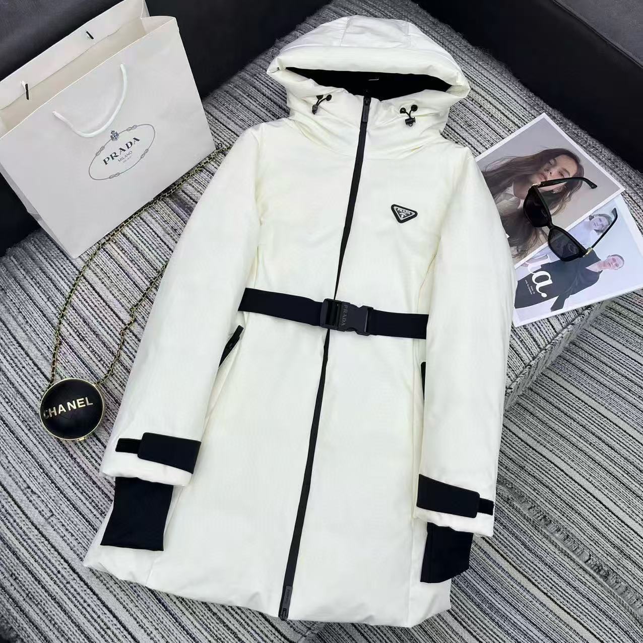 PR4DA フード付きトライアングルロゴダウンジャケット【50％割引+送料無料】