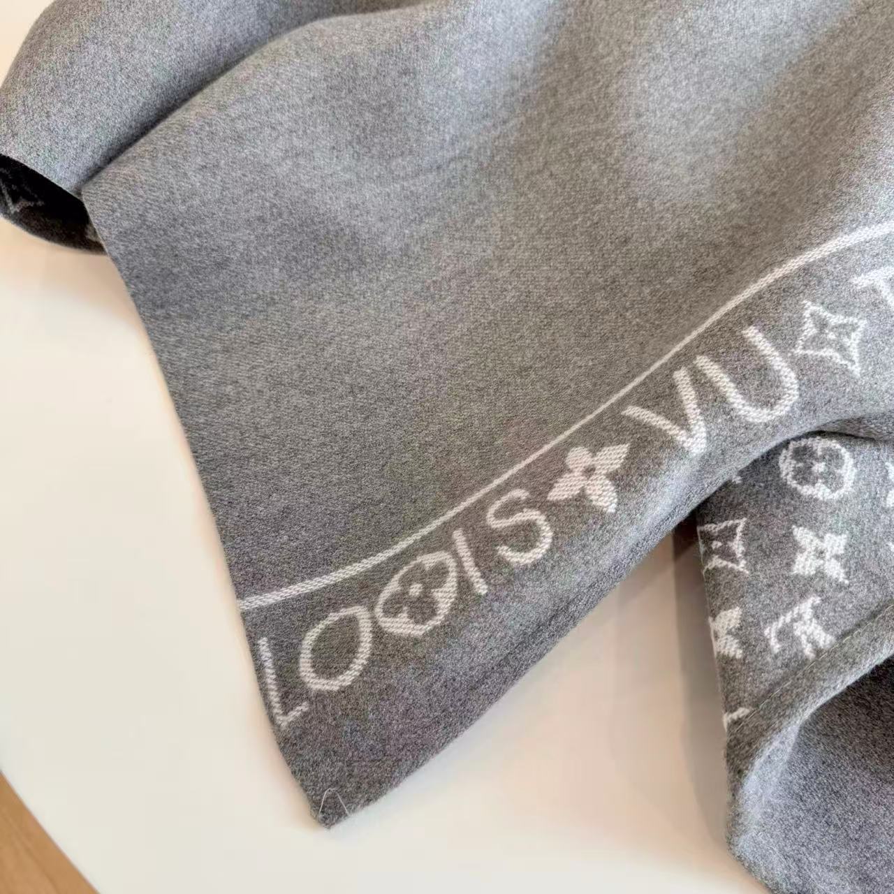 LVカシミアショールケープ【50％割引+送料無料】