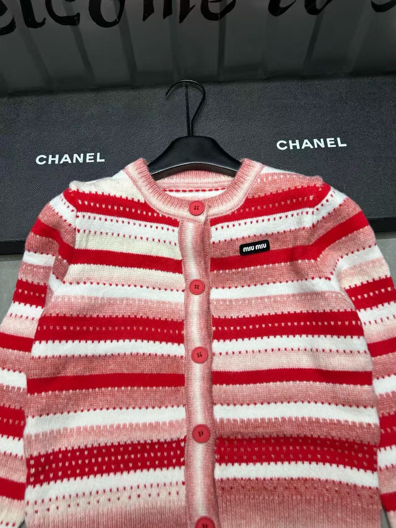 M1UM1U レッドストライプウールカーディガン【50％割引+送料無料】