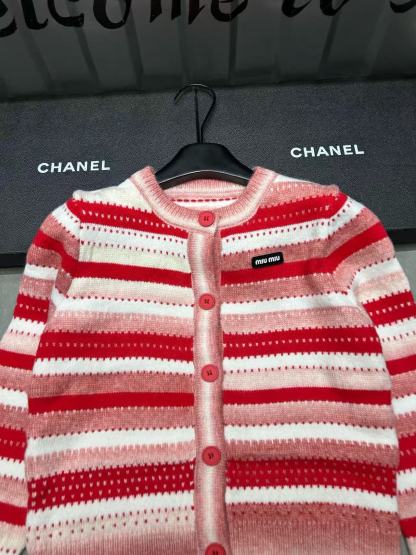 M1UM1U レッドストライプウールカーディガン【50％割引+送料無料】