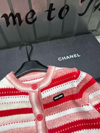 M1UM1U レッドストライプウールカーディガン【50％割引+送料無料】