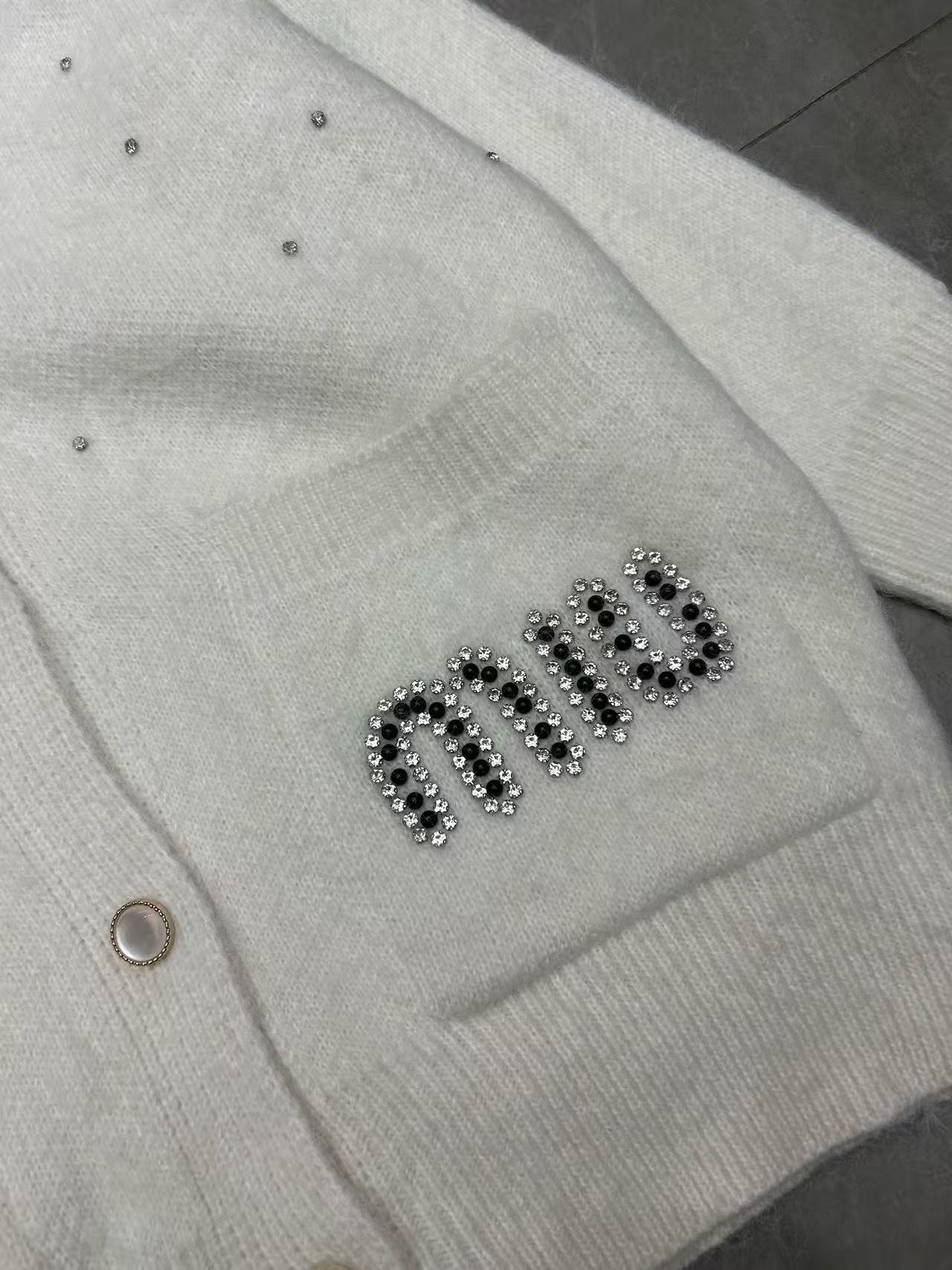 M1UM1U1Vネックダイヤモンドカーディガン【50％割引+送料無料】