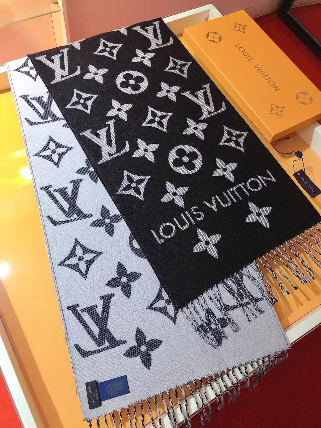 LVプリントの四つ葉のクローバータッセルカシミアスカーフ【50％割引+送料無料】