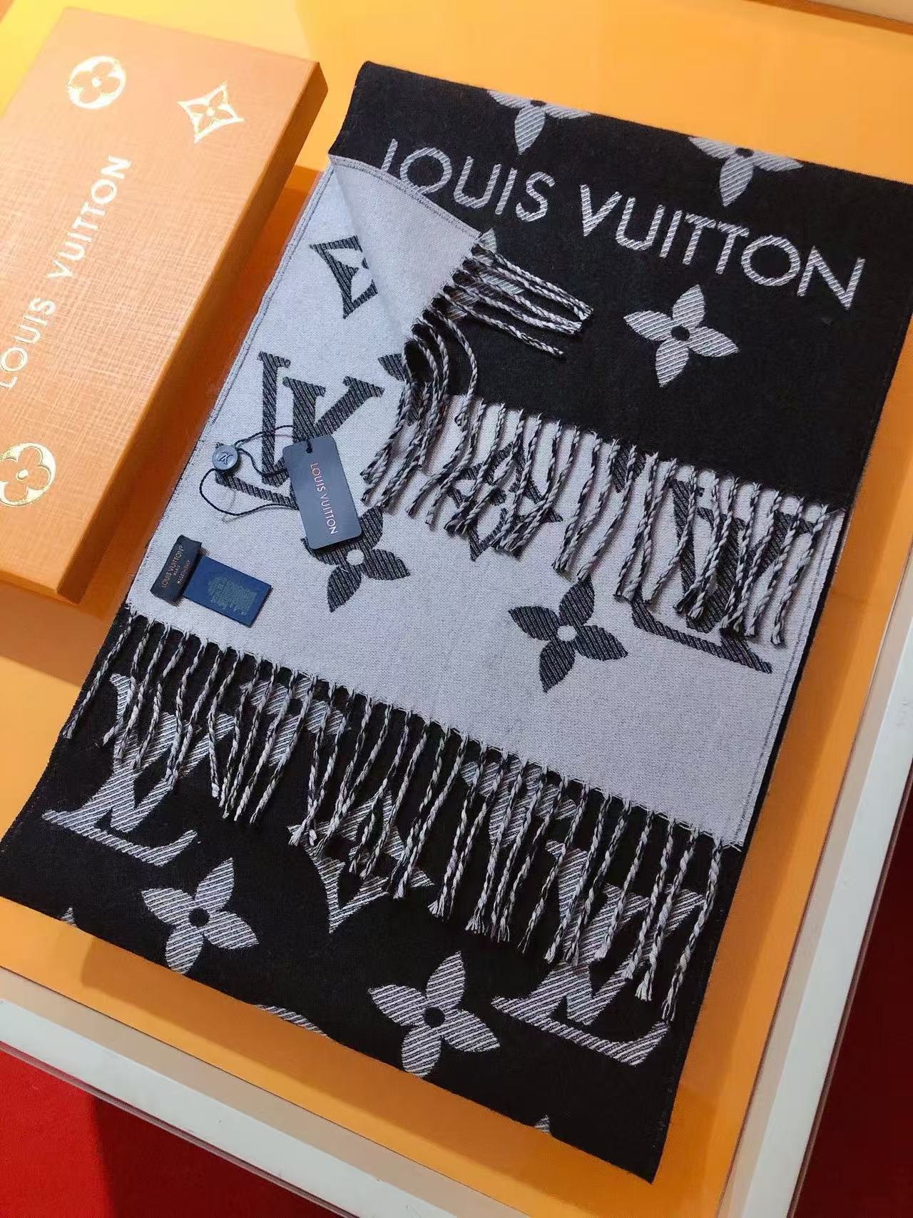 LVプリントの四つ葉のクローバータッセルカシミアスカーフ【50％割引+送料無料】