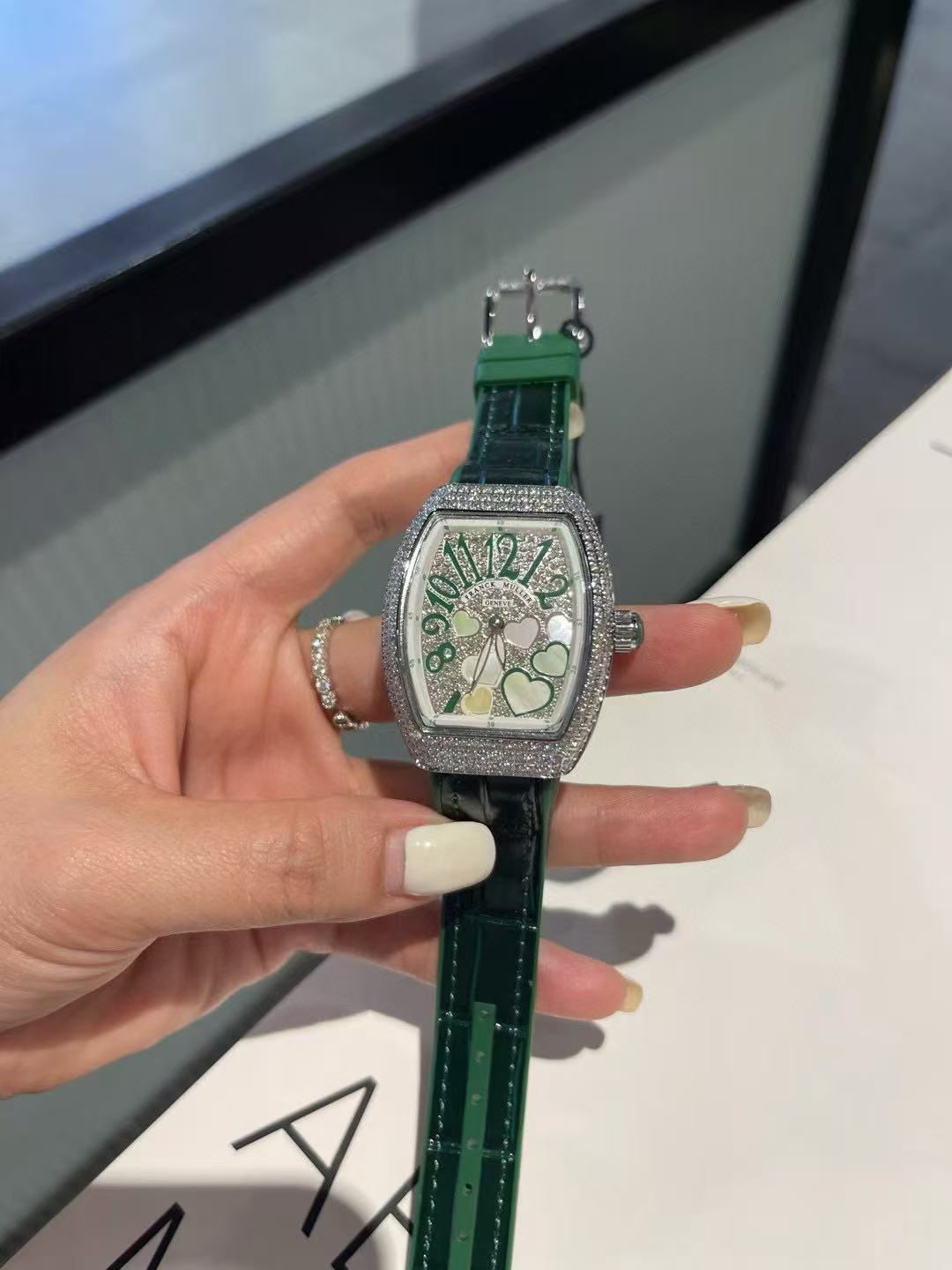 Frank Mul1erダイヤモンドをちりばめたハート型バレルのレディース腕時計【50％割引+送料無料】