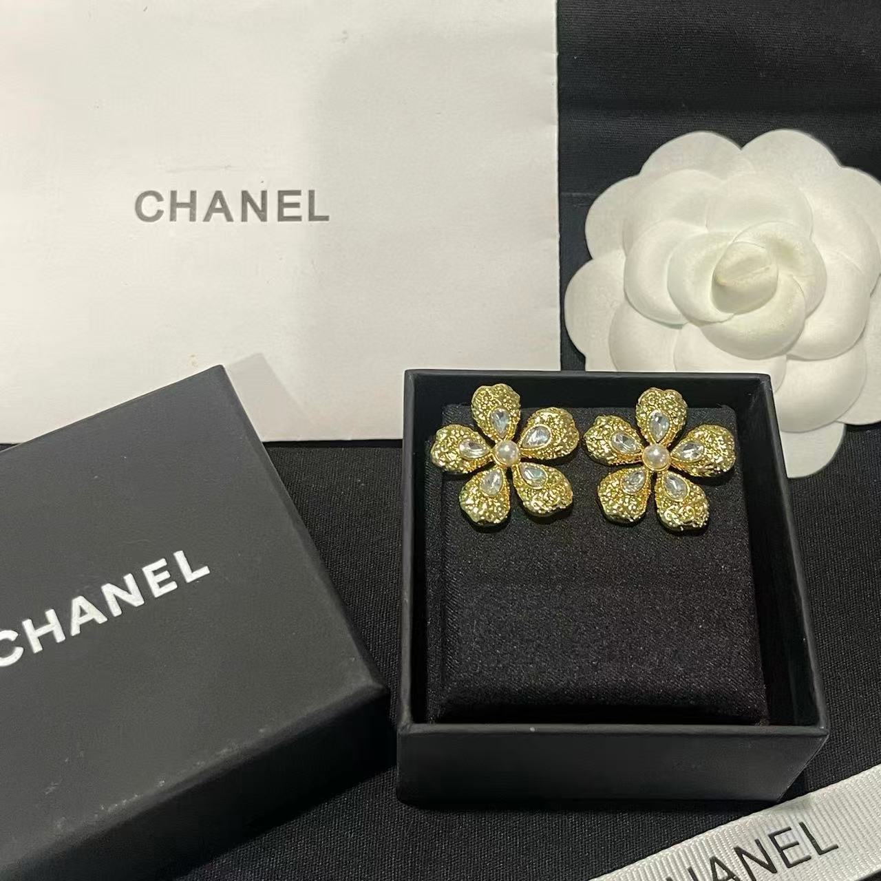 CHANE1 エンボスフラワーパールイヤリング【50％割引+送料無料】