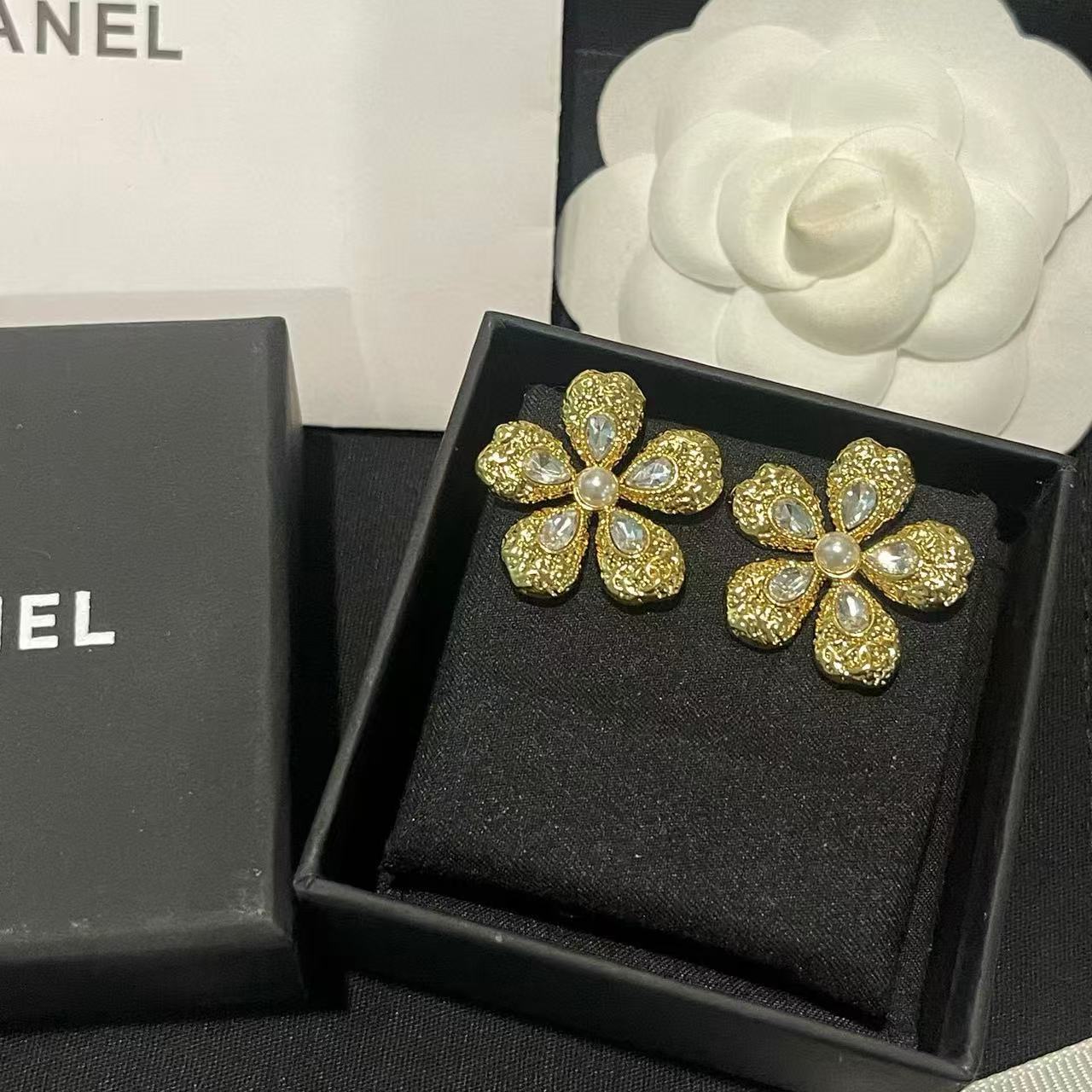 CHANE1 エンボスフラワーパールイヤリング【50％割引+送料無料】