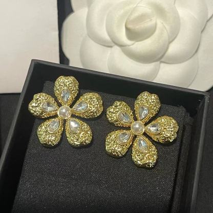 CHANE1 エンボスフラワーパールイヤリング【50％割引+送料無料】