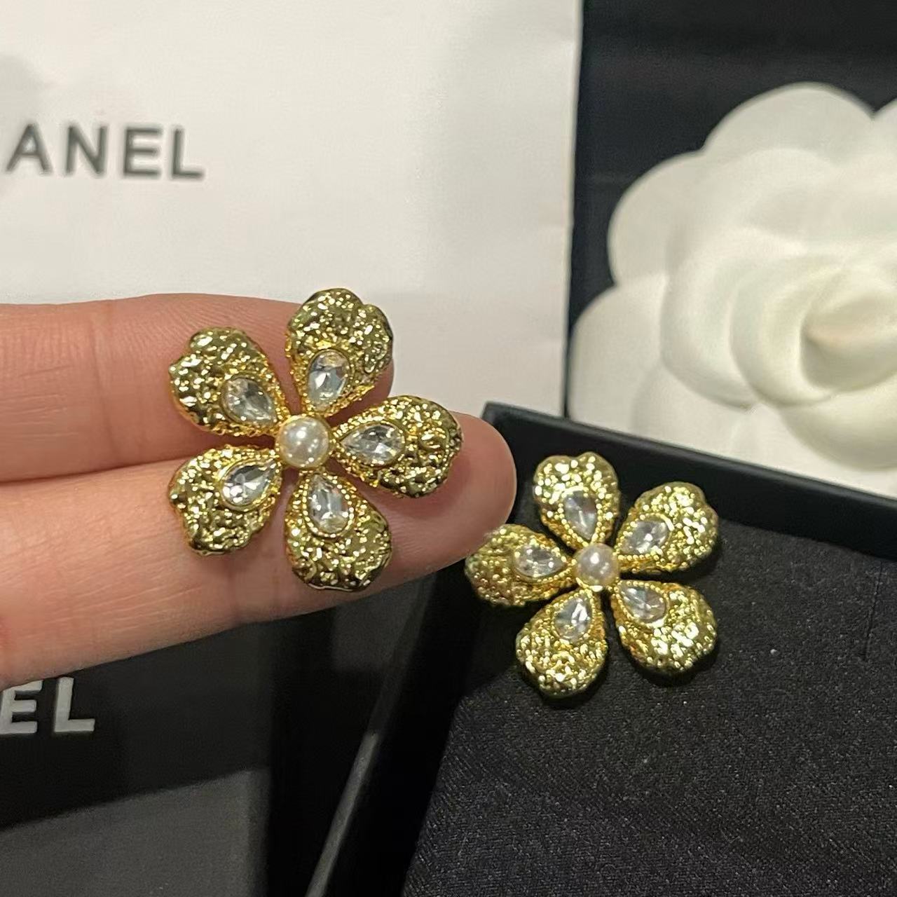 CHANE1 エンボスフラワーパールイヤリング【50％割引+送料無料】