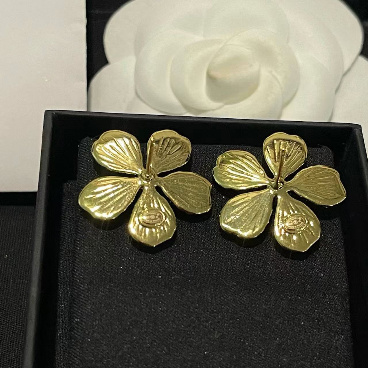 CHANE1 エンボスフラワーパールイヤリング【50％割引+送料無料】