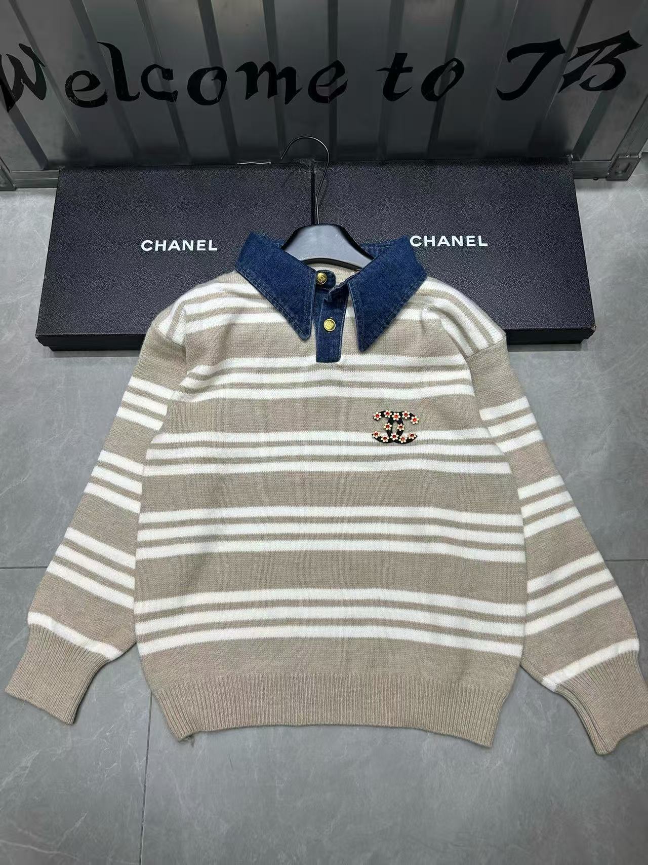 CHANE1 ダブルCロゴ入り襟付きストライプセーター【50％割引+送料無料】
