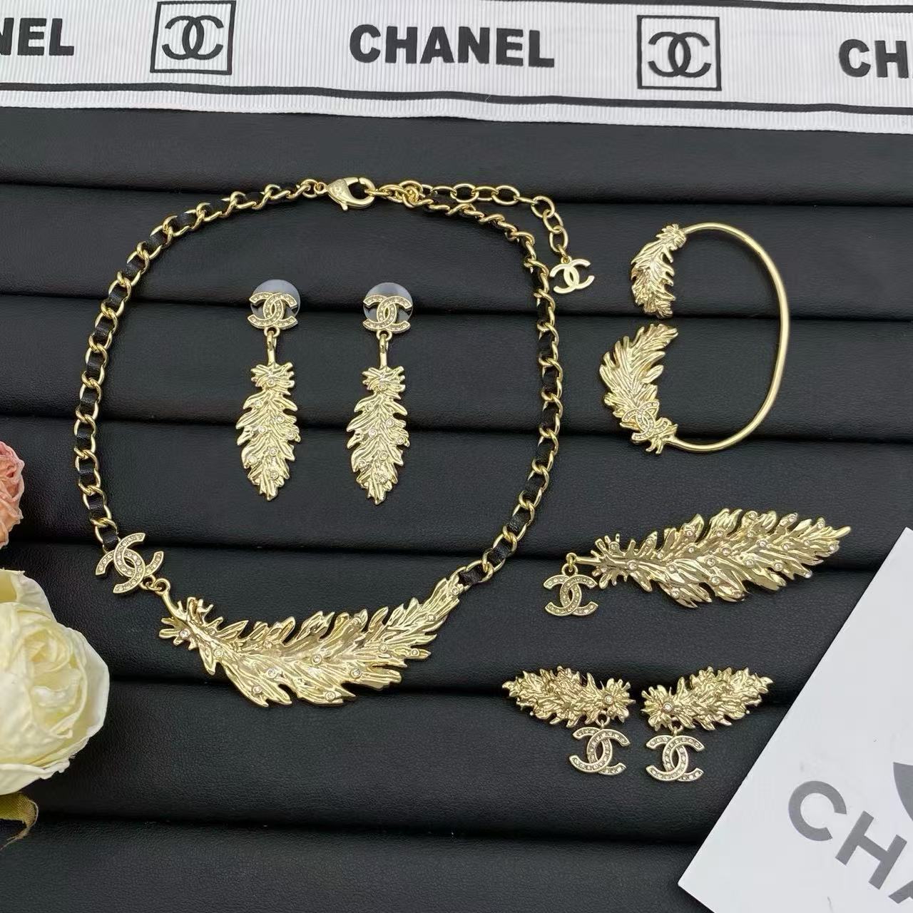 CHANE1 スタッドピアス、フープ、ブローチ、ブレスレット、ネックレスの5点セット。【50％割引+送料無料】