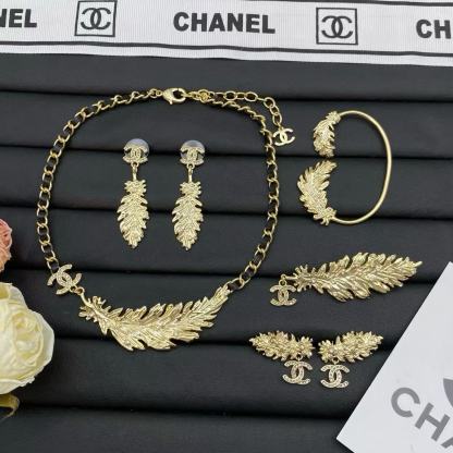 CHANE1 スタッドピアス、フープ、ブローチ、ブレスレット、ネックレスの5点セット。【50％割引+送料無料】