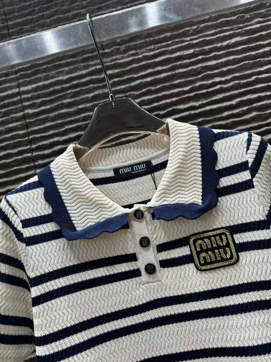 M1UM1U 襟付きストライプニットトップス【50％割引+送料無料】