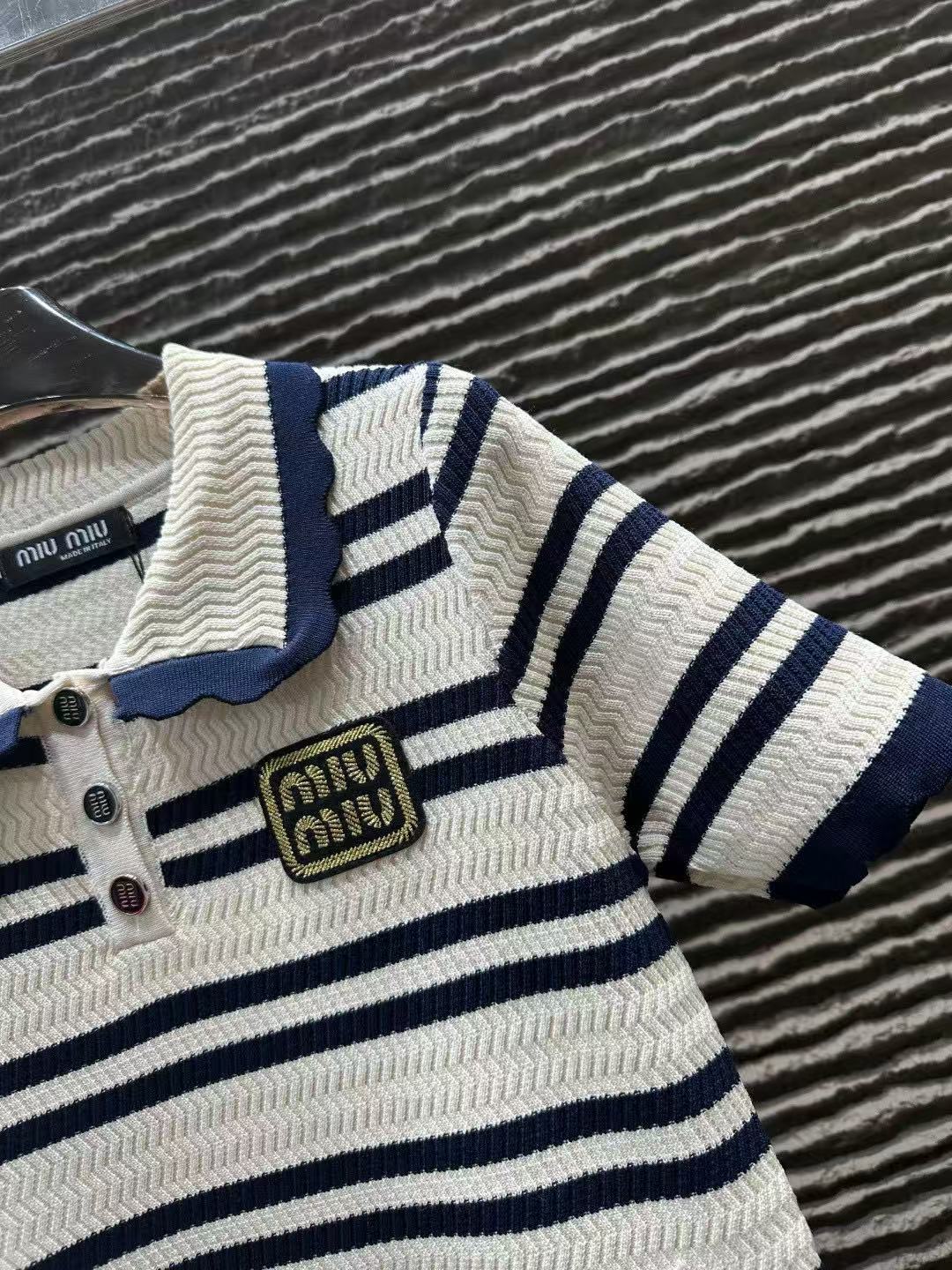 M1UM1U 襟付きストライプニットトップス【50％割引+送料無料】