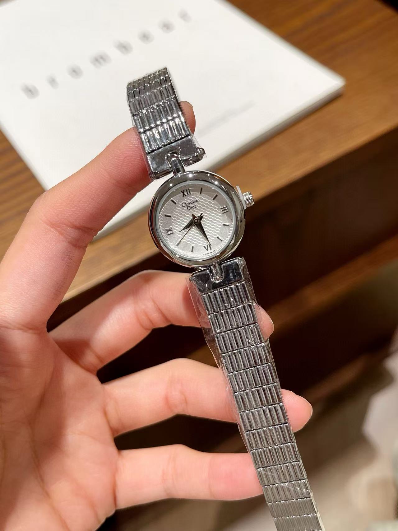 DI0Rラウンド型レディース腕時計【50％割引+送料無料】