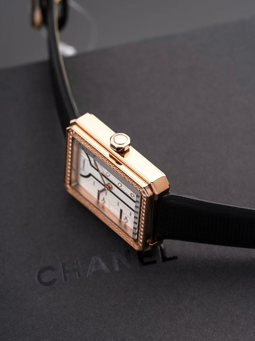 CHANE1 ダイヤモンドセット スクエア レザーウォッチ【50％割引+送料無料】