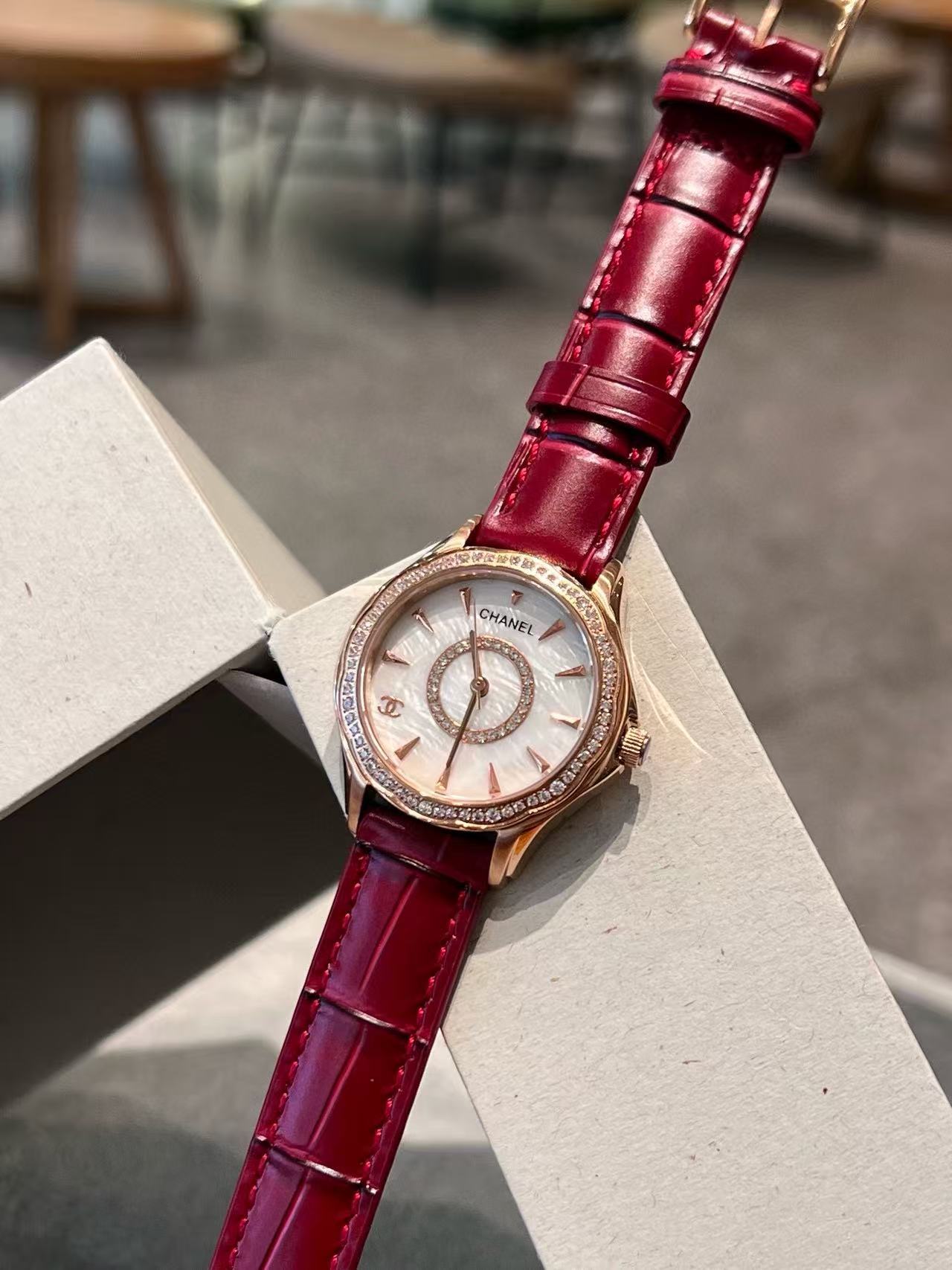 CHANE1ラウンドダイヤモンドセットレザーストラップウォッチ【50％割引+送料無料】