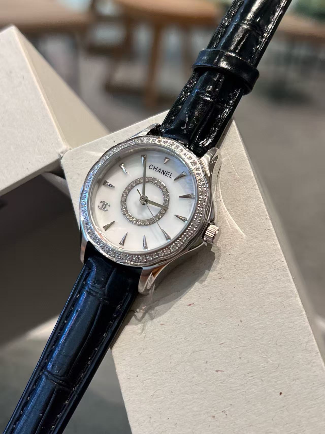 CHANE1ラウンドダイヤモンドセットレザーストラップウォッチ【50％割引+送料無料】